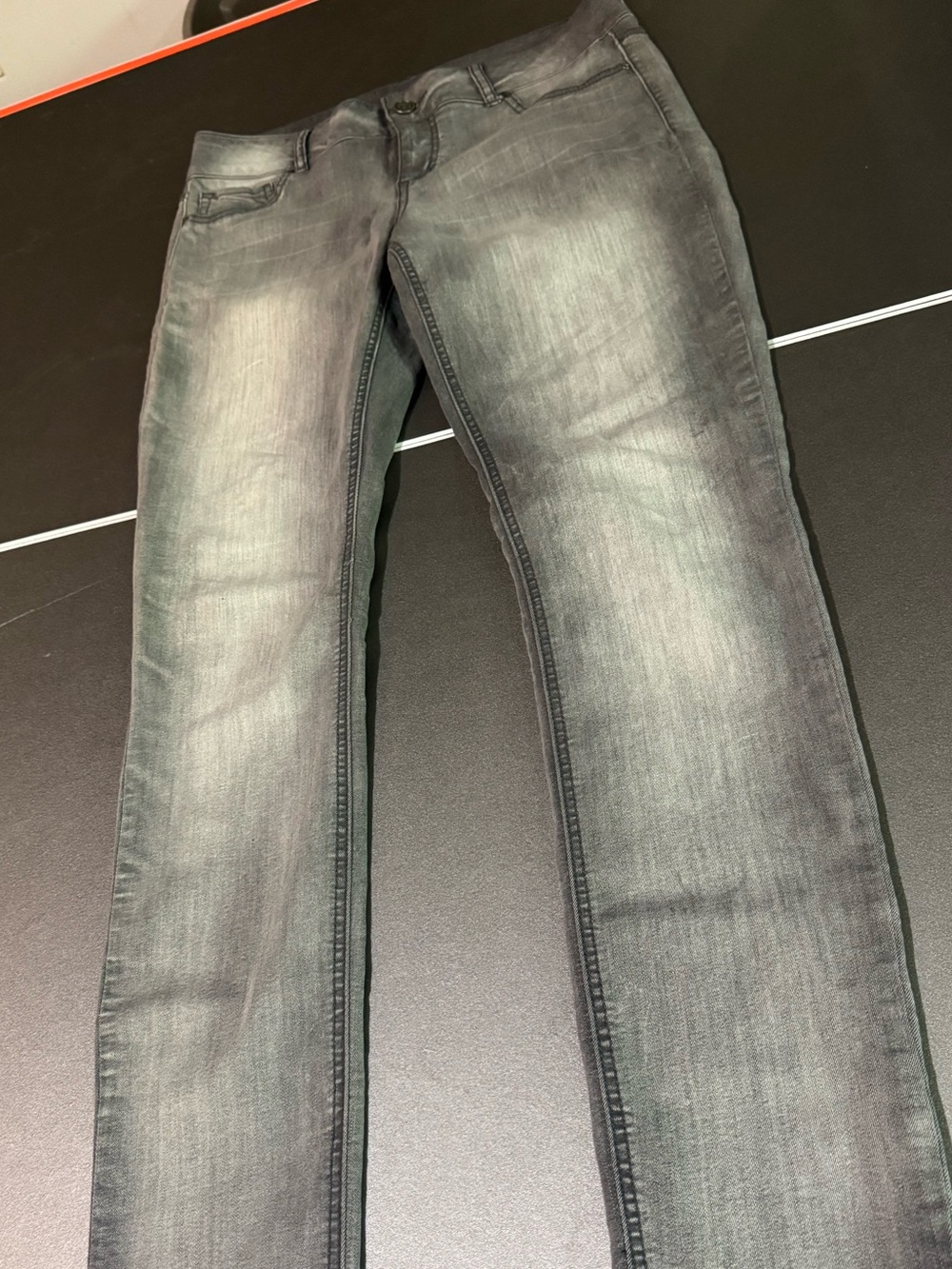 Maurices Women’s Skinny Jeans in Faded Gray Wash Size L-R